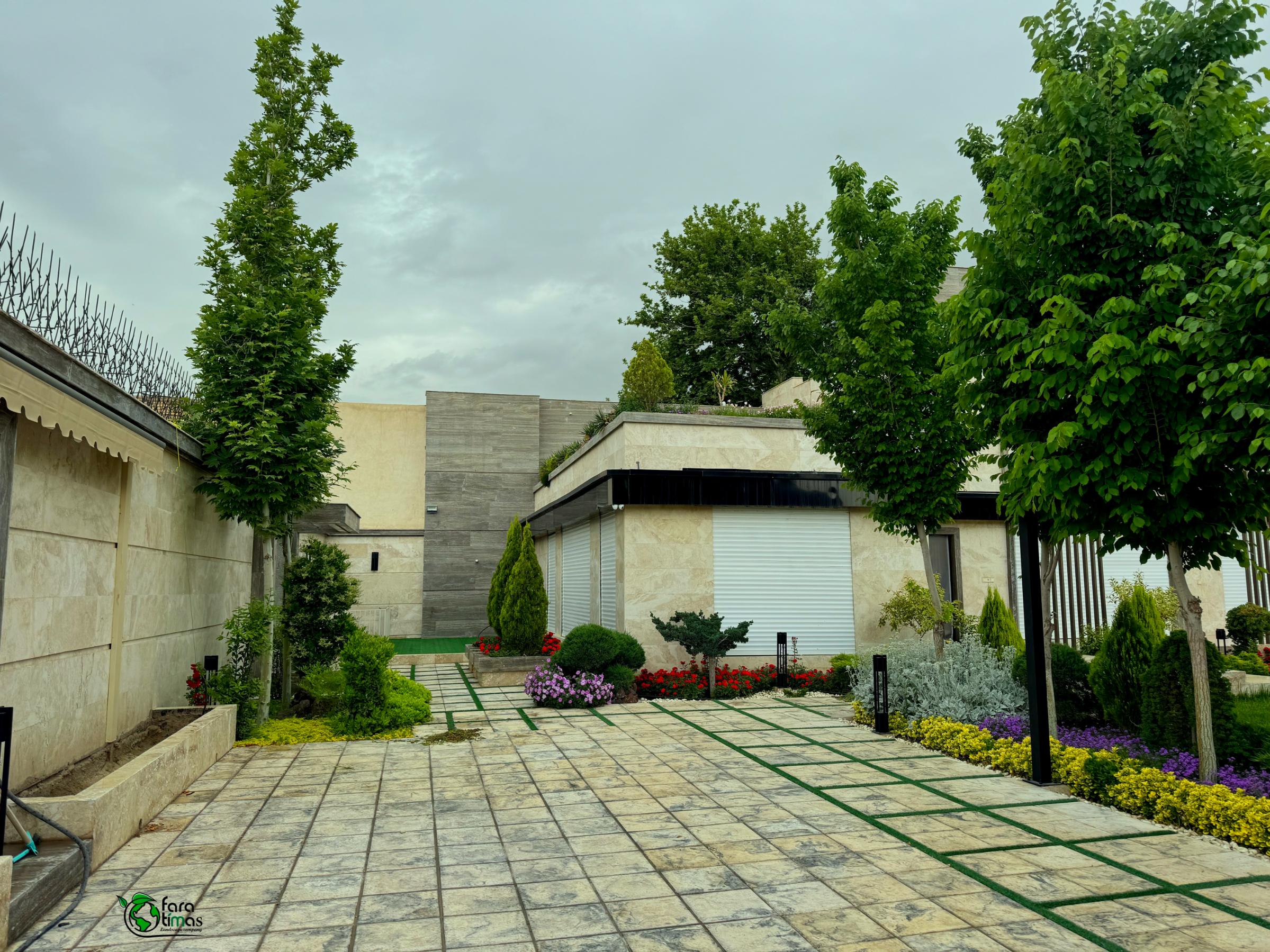 نمونه محوطه سازی باغ و ویلا / کاشت درخت نارون روتبال شده 8 ساله توسط شرکت فراتیماس 